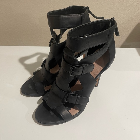 Pour La Victorie Cage Sandals! - Picture 1 of 4